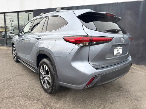 Used 2022 Toyota Highlander XLE image 3
