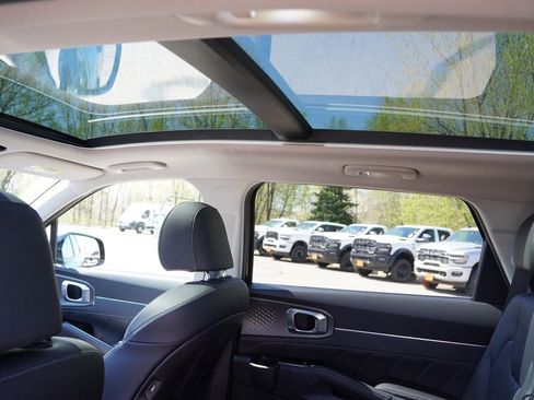 Certified 2023 Kia Sorento SX AWD/4WD image 19