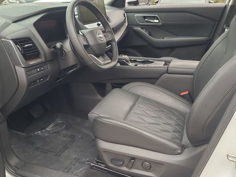 Used 2025 Nissan Rogue Platinum w/ Platinum Premium Package image 11