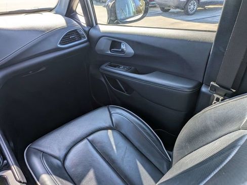 Used 2025 Chrysler Pacifica Limited FWD image 20