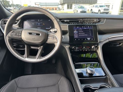 Used 2024 Jeep Grand Cherokee Laredo X image 15