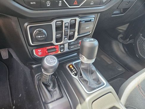 Used 2025 Jeep Wrangler Unlimited Rubicon AWD/4WD image 27