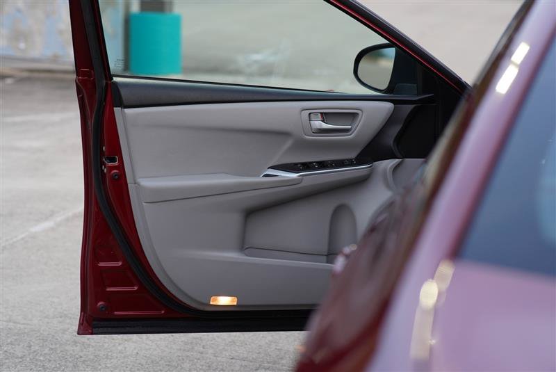 Used 2017 Toyota Camry SE w/ Moonroof Package FWD image 34