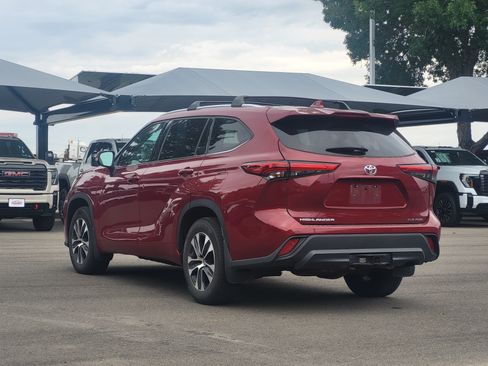 Used 2020 Toyota Highlander XLE AWD/4WD image 5