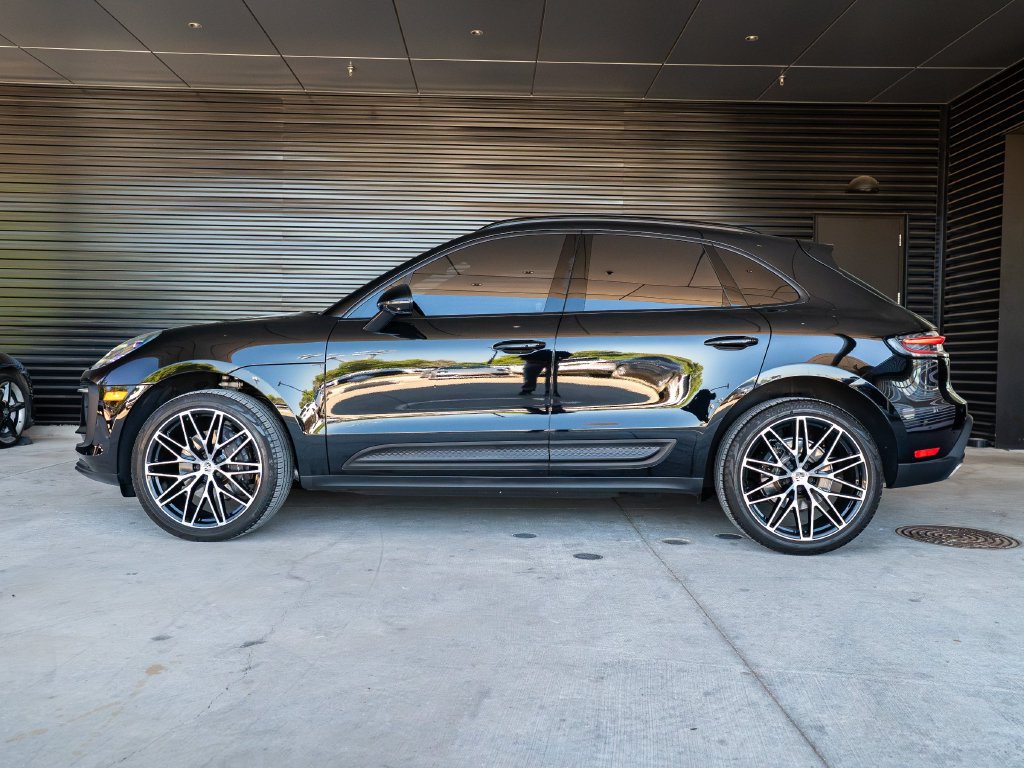 Certified 2024 Porsche Macan AWD/4WD image 2