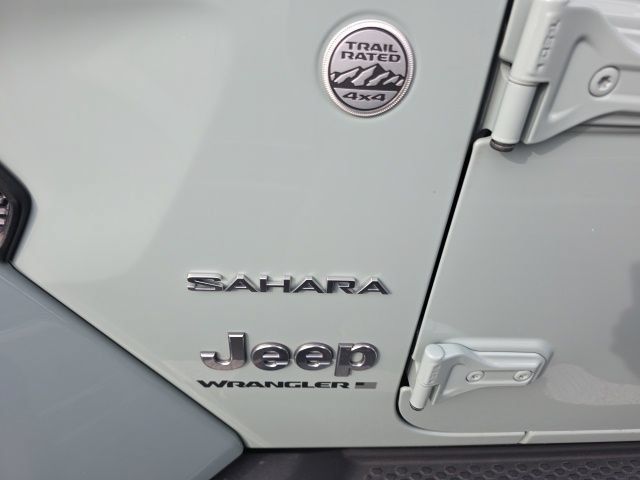 Used 2024 Jeep Wrangler Unlimited Sahara w/ Technology Group AWD/4WD image 16
