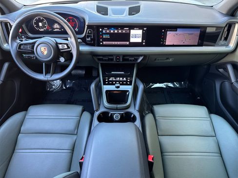 Used 2025 Porsche Cayenne image 6