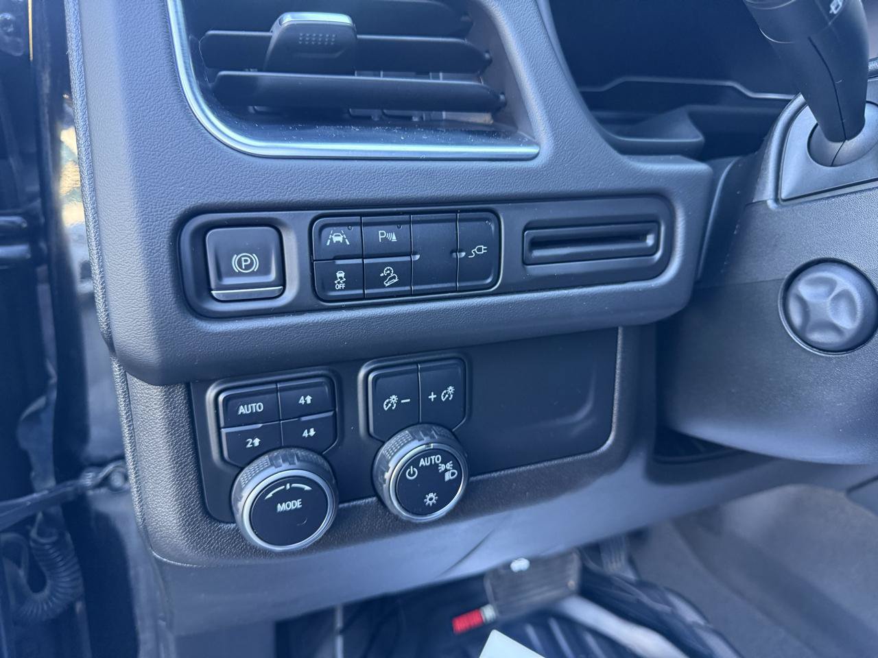 Used 2022 Chevrolet Suburban Premier AWD/4WD image 31