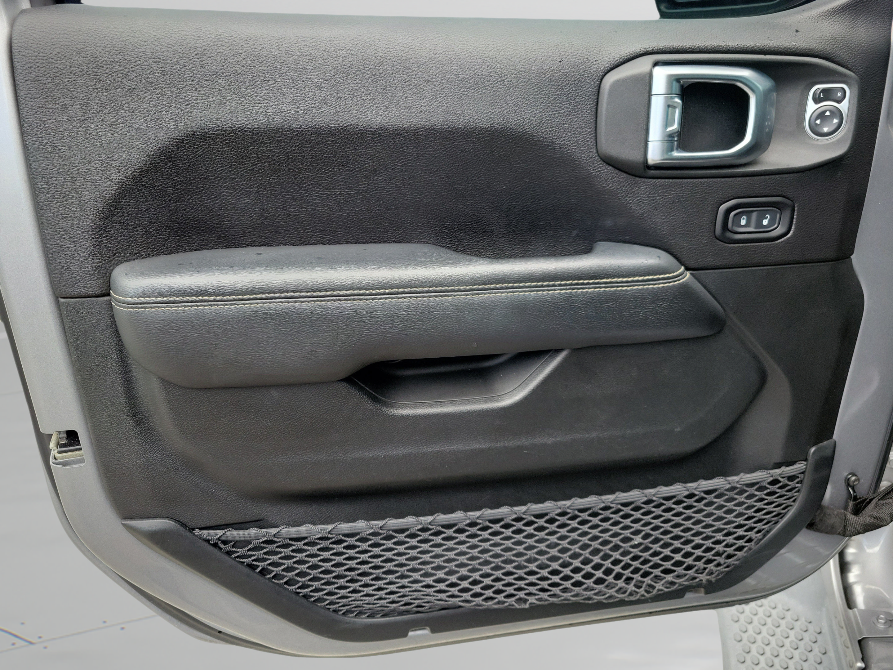 Used 2019 Jeep Wrangler Unlimited Sahara AWD/4WD image 14