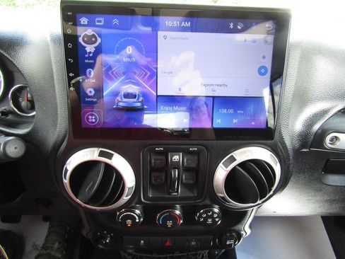 Used 2016 Jeep Wrangler Unlimited Rubicon AWD/4WD image 12