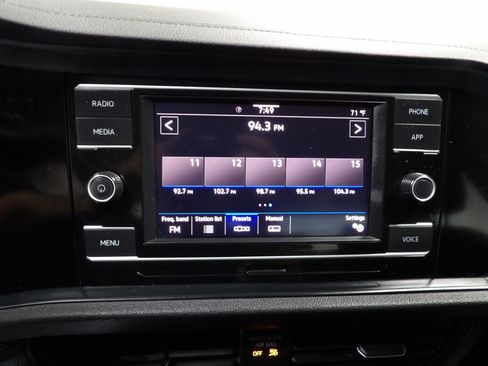 Used 2024 Volkswagen Jetta SE FWD image 16