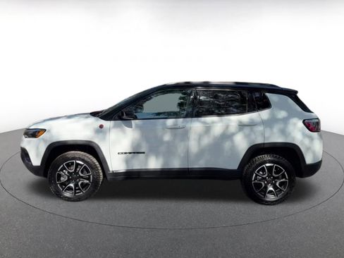Used 2025 Jeep Compass Trailhawk image 9