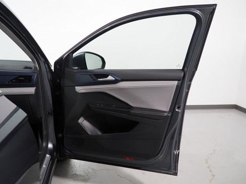 Used 2024 Volkswagen Taos SE image 48