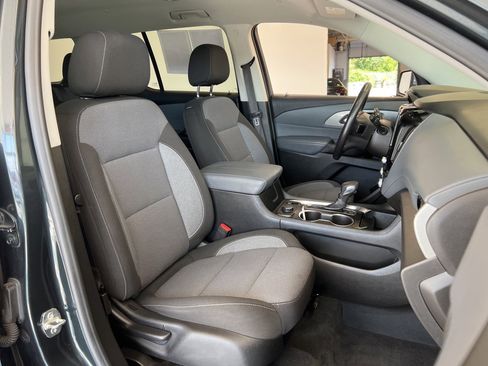 Used 2021 Chevrolet Traverse LT image 40