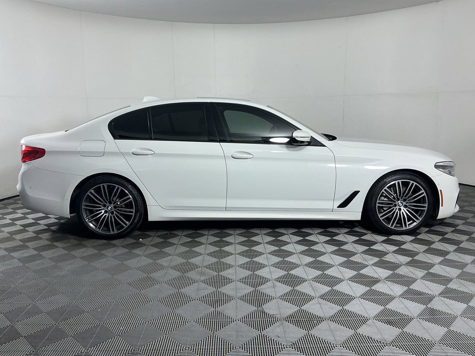 Used 2019 BMW 540i xDrive w/ M Sport Package AWD/4WD image 9