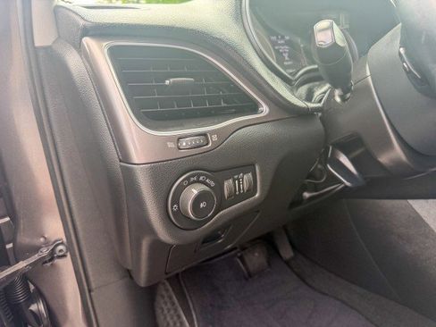 Used 2019 Jeep Cherokee Latitude Plus FWD image 10