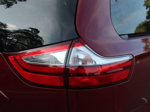 Used 2015 Toyota Sienna XLE Premium image 40