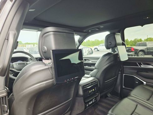 Used 2024 Jeep Wagoneer Series III w/ Premium Group I AWD/4WD image 15