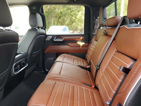 Used 2024 GMC Sierra 3500 Denali Ultimate AWD/4WD image 11