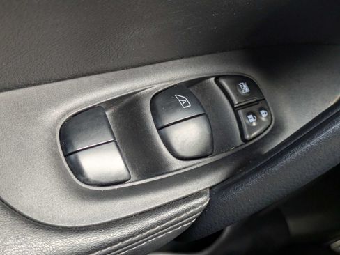Used 2022 Nissan Rogue Sport SL FWD image 12