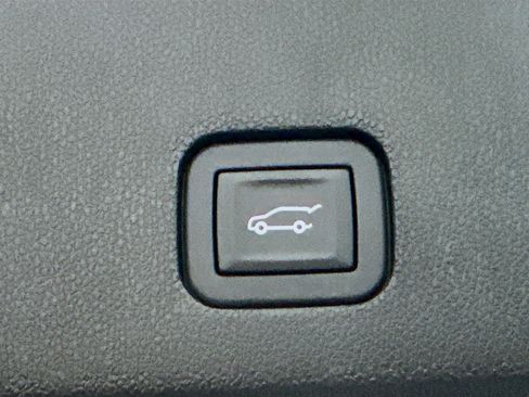 Used 2025 Cadillac XT6 Premium Luxury image 33