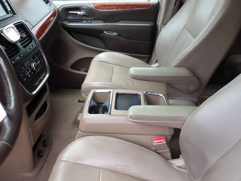Used 2014 Chrysler Town & Country Touring-L w/ Trailer Tow Group FWD image 17