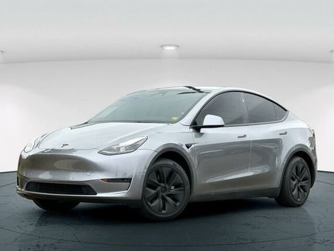 Used 2025 Tesla Model Y Long Range RWD image 2