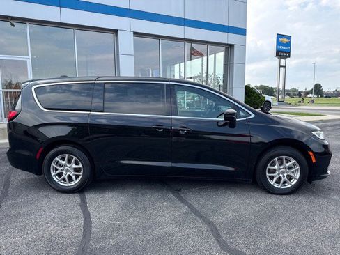 Used 2025 Chrysler Pacifica Select FWD image 2