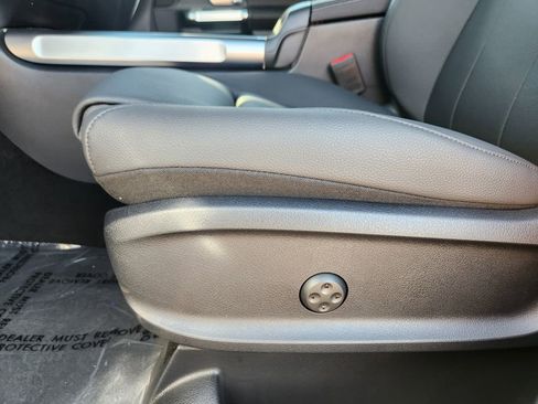 Used 2025 Mercedes-Benz GLB 250 4MATIC image 23