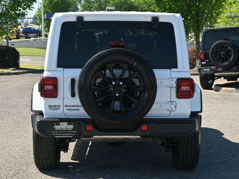 Used 2025 Jeep Wrangler Sahara image 12