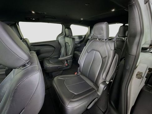 Used 2025 Chrysler Pacifica Select FWD image 23