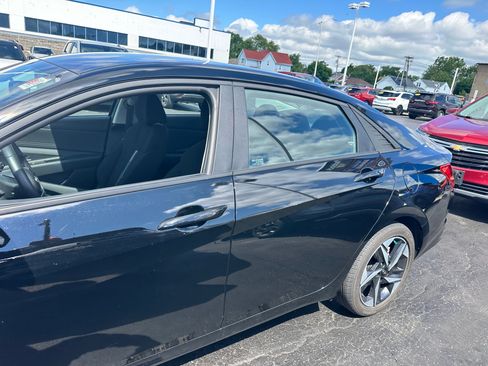 Used 2023 Hyundai Elantra SEL w/ Convenience Package FWD image 5