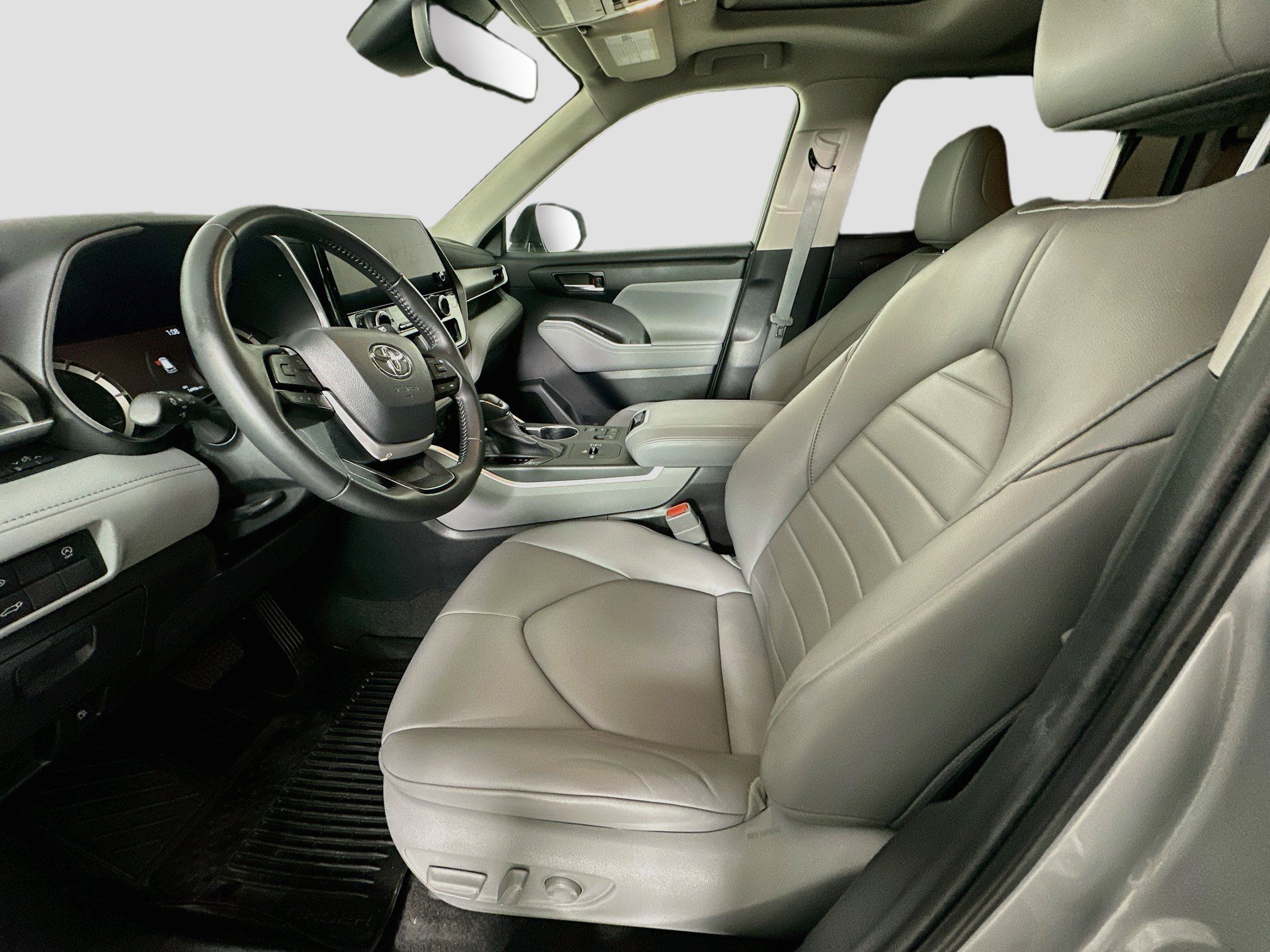 Used 2023 Toyota Highlander XLE FWD image 13