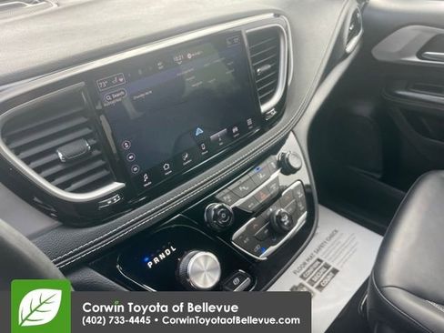 Used 2024 Chrysler Pacifica Select image 17