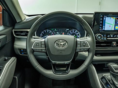 Used 2021 Toyota Highlander XLE AWD/4WD image 23