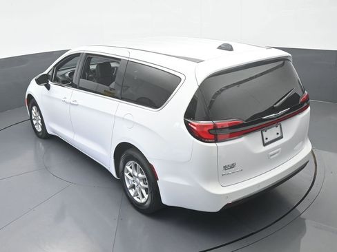 Used 2025 Chrysler Pacifica Select FWD image 44