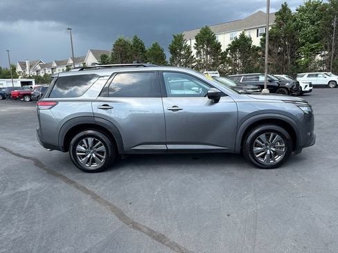 Used 2023 Nissan Pathfinder SV AWD/4WD image 2