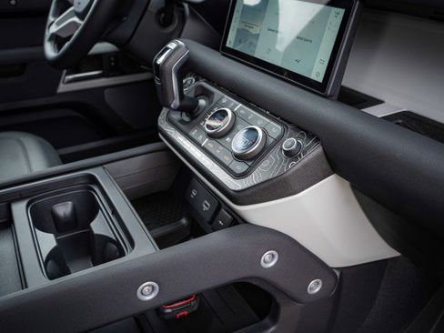 Used 2023 Land Rover Defender 110 S image 99