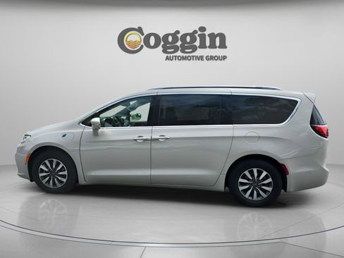 Used 2021 Chrysler Pacifica Touring-L image 3