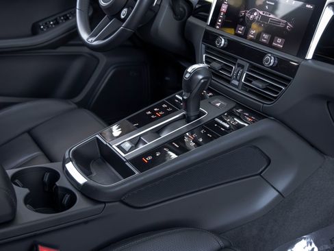 Certified 2023 Porsche Macan Turbo AWD/4WD image 56