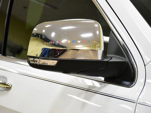 Used 2017 Jeep Grand Cherokee Overland image 3