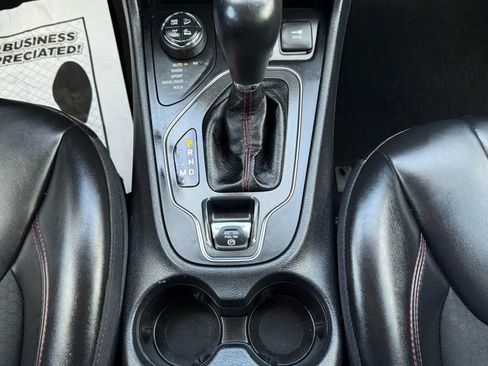 Used 2020 Jeep Cherokee Trailhawk image 32