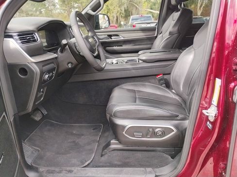 Certified 2024 Jeep Wagoneer Series II w/ Flexible Seating Group image 9