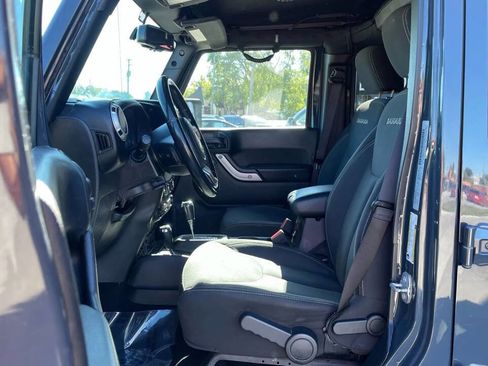 Used 2017 Jeep Wrangler Unlimited Sahara w/ Connectivity Group image 12