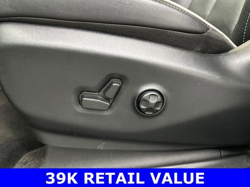Used 2025 Chrysler Pacifica Limited image 10