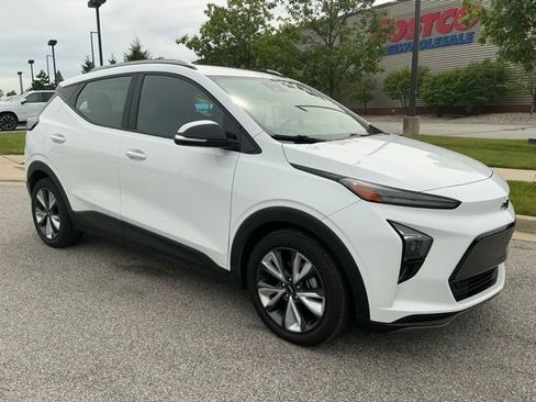 Used 2022 Chevrolet Bolt EUV LT w/ Convenience Package FWD image 2
