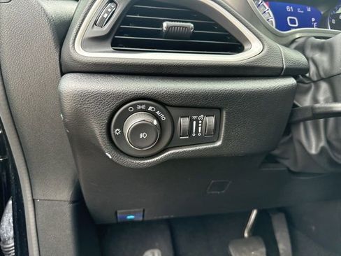 Used 2025 Chrysler Pacifica Select FWD image 26