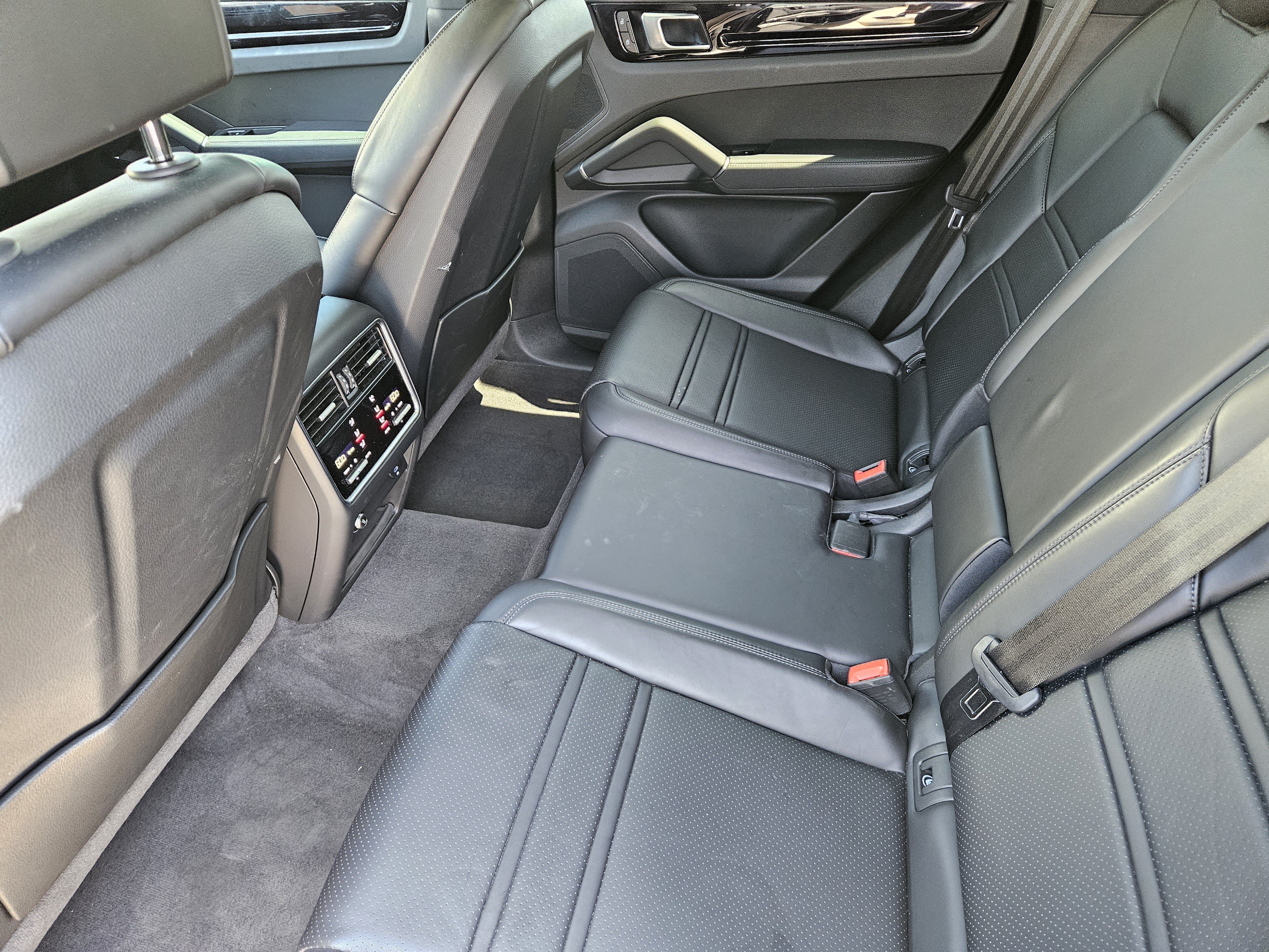 Certified 2023 Porsche Cayenne Coupe AWD/4WD image 28
