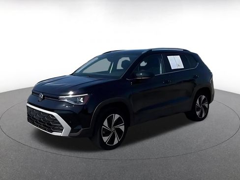 Used 2025 Volkswagen Taos SE AWD/4WD image 3