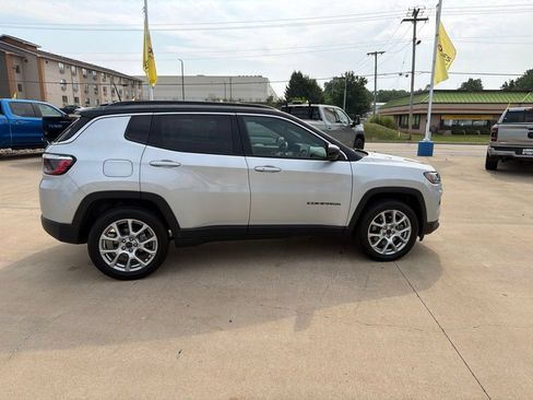Used 2025 Jeep Compass Limited AWD/4WD image 12